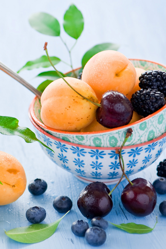 Sfondi Apricots, cherries and blackberries 640x960