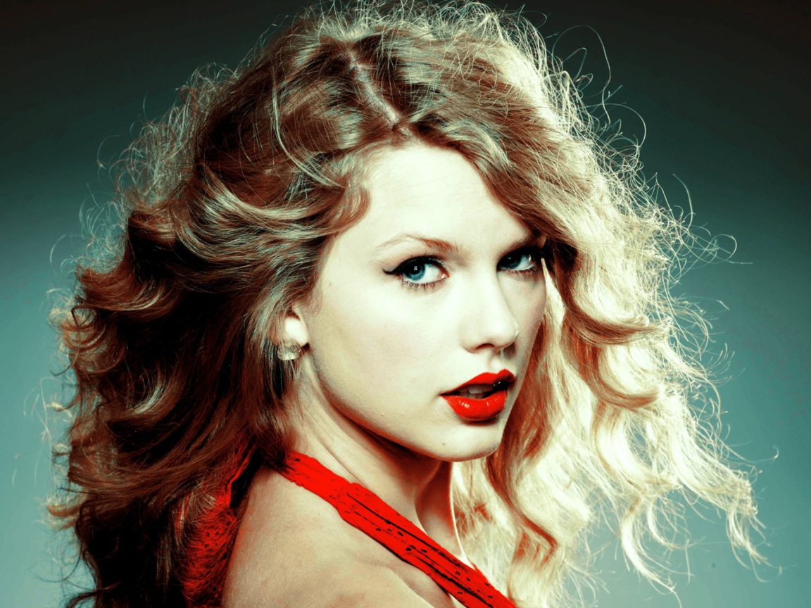Обои Taylor Swift In Red Dress 1152x864
