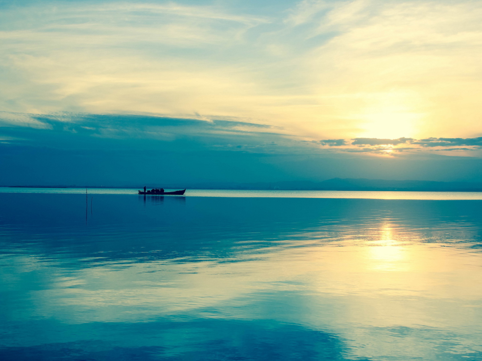 Horizon Between Sky And Sea wallpaper 1600x1200