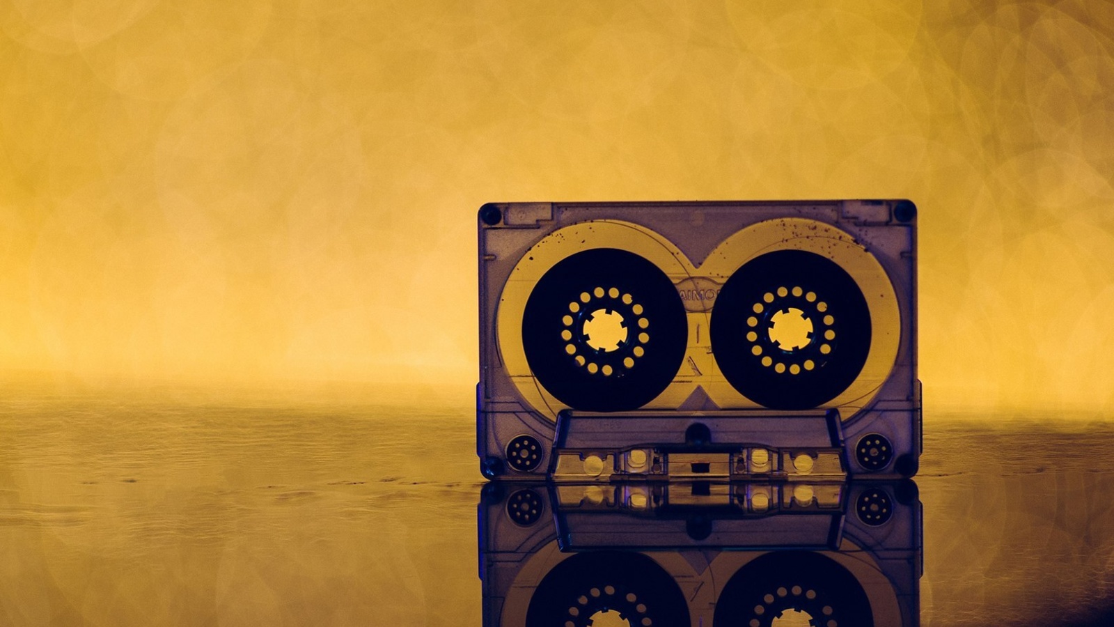 Retro Cassette wallpaper 1600x900