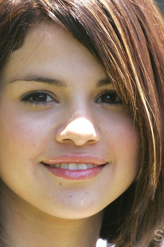 Fondo de pantalla Beautiful Selena Gomez 320x480