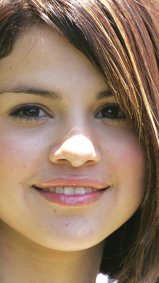 Fondo de pantalla Beautiful Selena Gomez 640x1136