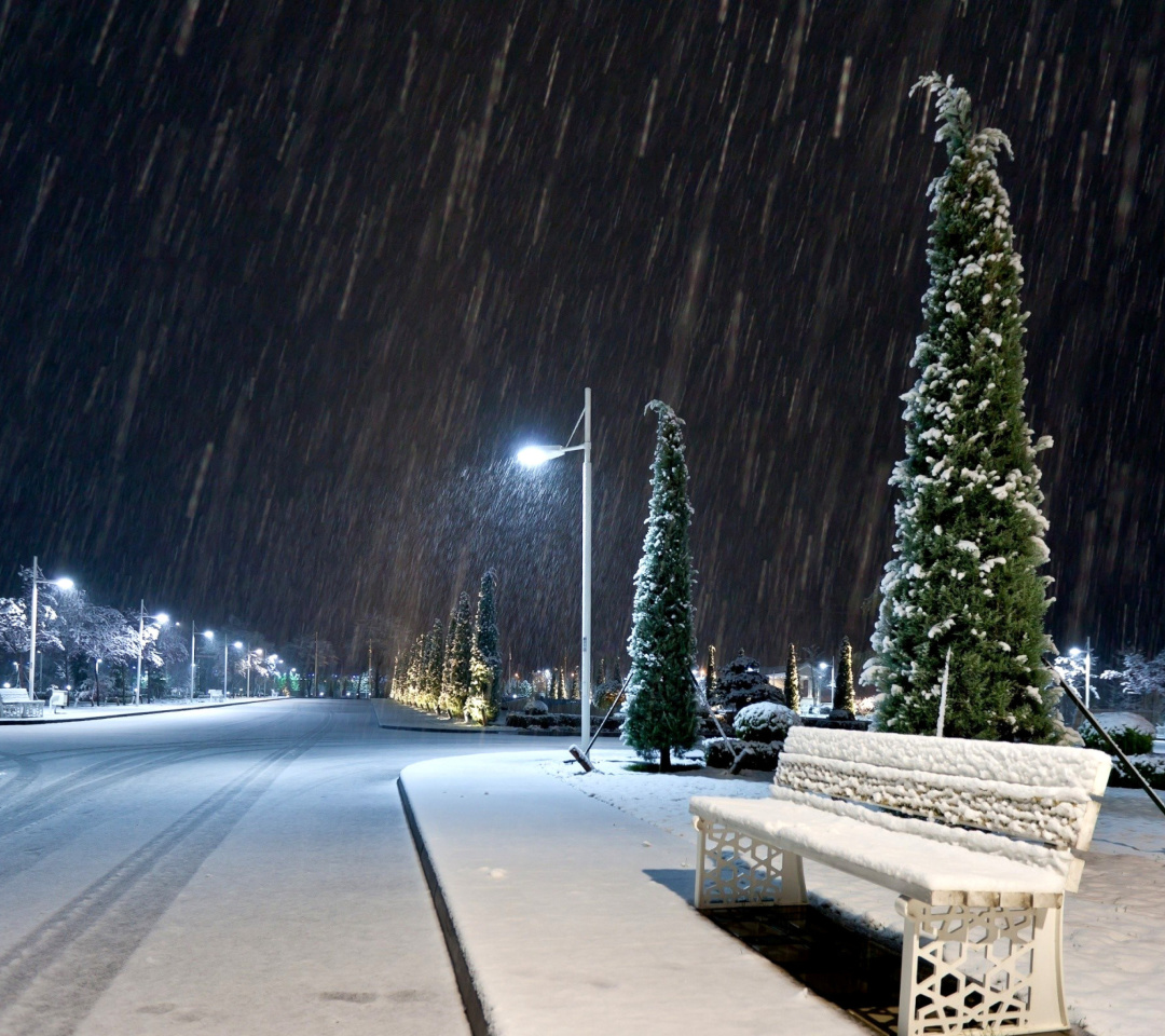 Sfondi Snowstorm and light lanterns 1080x960