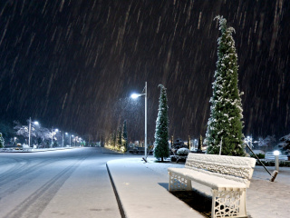 Fondo de pantalla Snowstorm and light lanterns 320x240