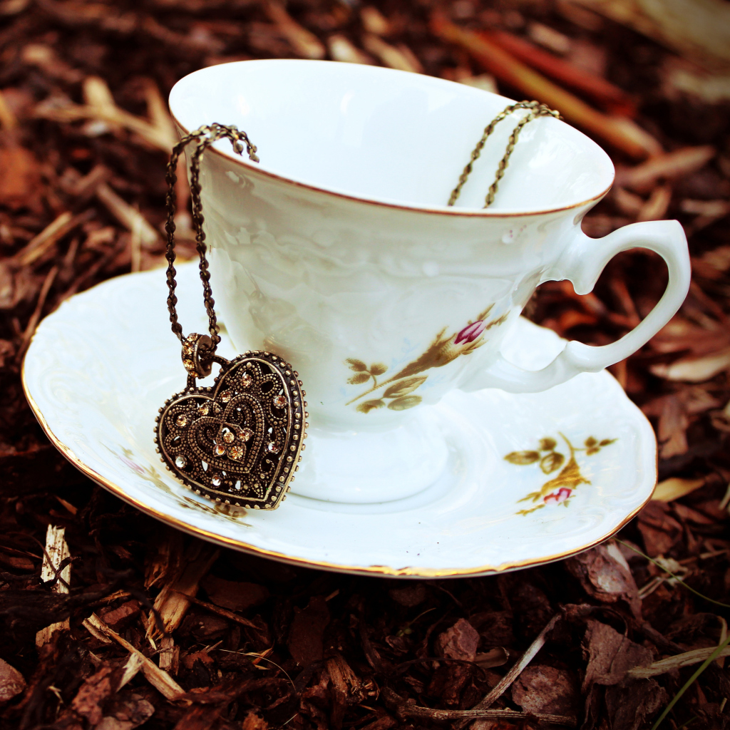 Fondo de pantalla Heart Pendant And Vintage Cup 1024x1024