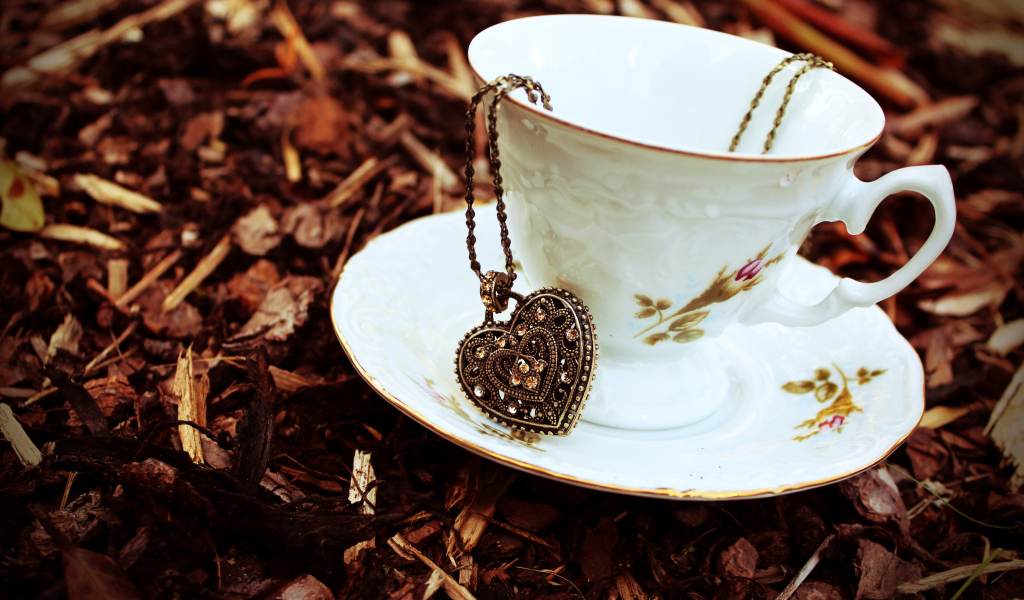 Heart Pendant And Vintage Cup screenshot #1 1024x600