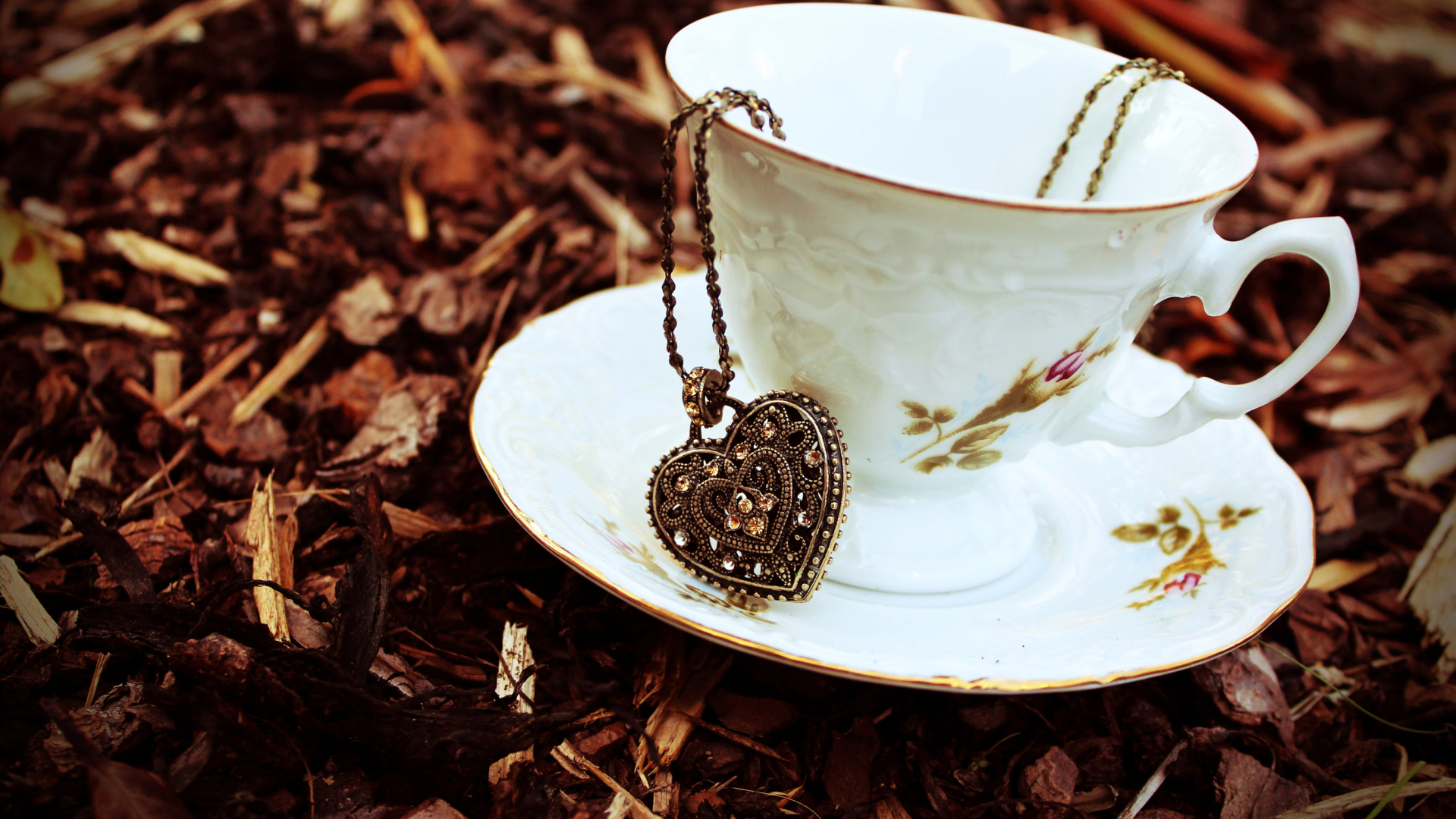 Das Heart Pendant And Vintage Cup Wallpaper 1920x1080