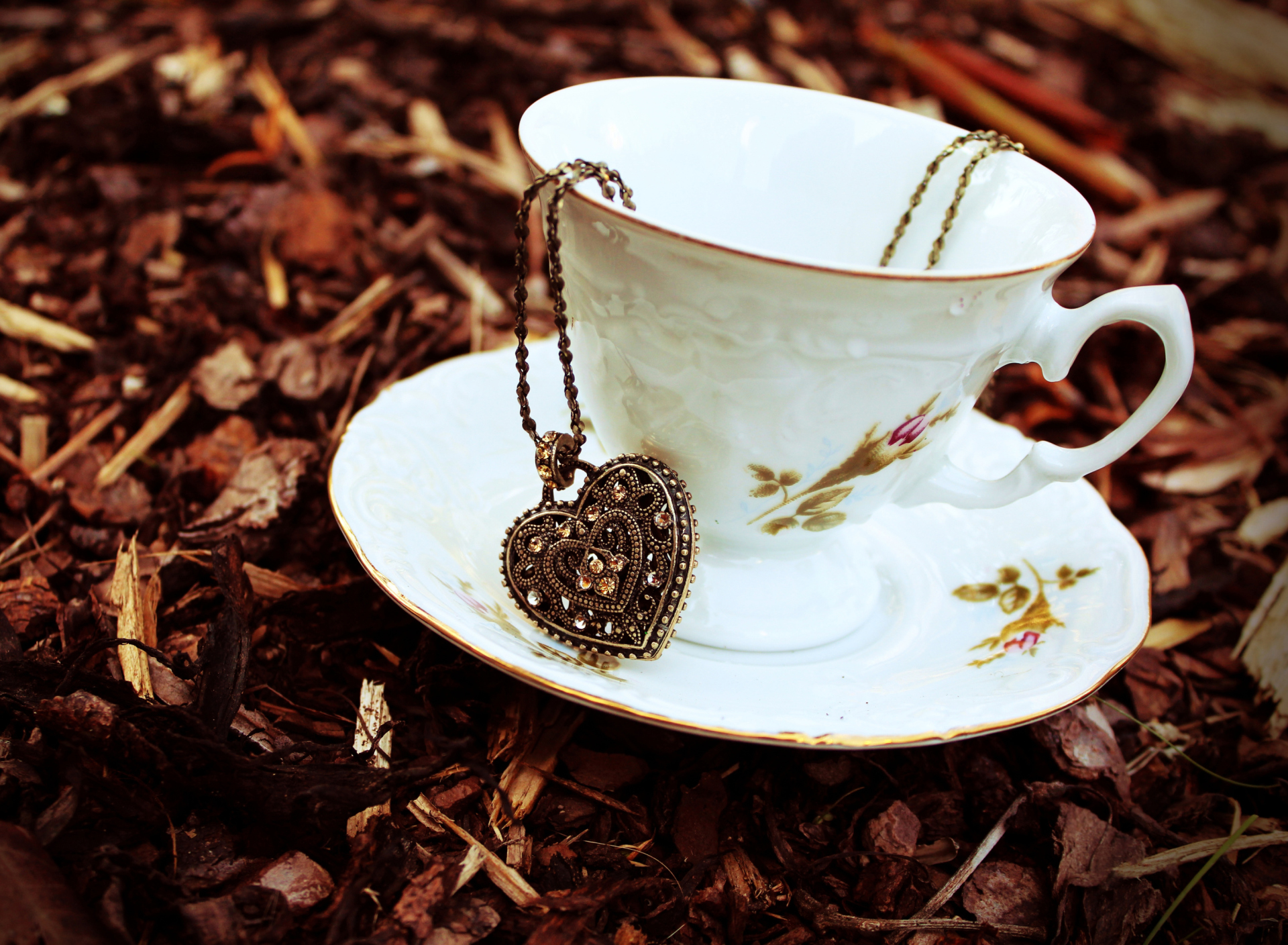 Das Heart Pendant And Vintage Cup Wallpaper 1920x1408