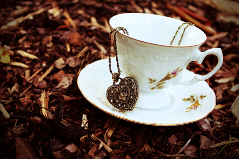 Sfondi Heart Pendant And Vintage Cup 480x320