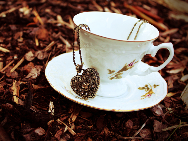 Das Heart Pendant And Vintage Cup Wallpaper 640x480