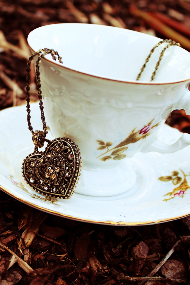 Das Heart Pendant And Vintage Cup Wallpaper 640x960