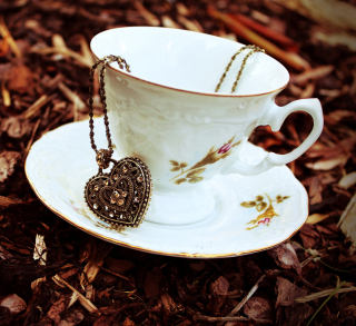 Heart Pendant And Vintage Cup - Obrázkek zdarma pro iPad Air