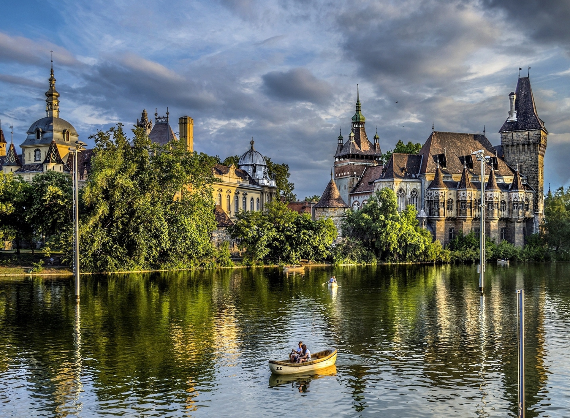 Vajdahunyad Castle in Budapest screenshot #1 1920x1408