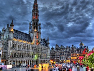 Brussels Grote Markt and Town Hall wallpaper 320x240