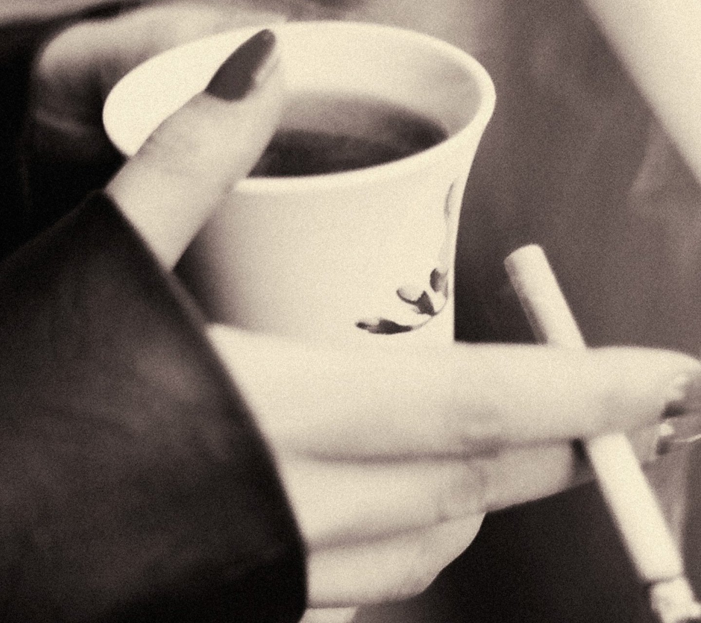 Sfondi Hot Coffee In Her Hands 1440x1280