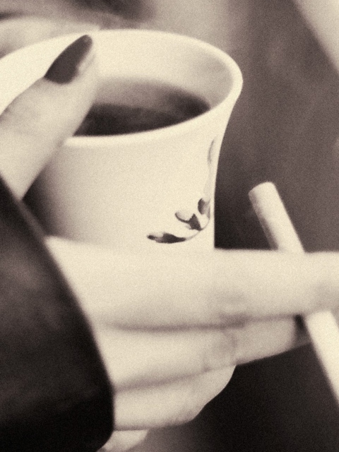 Das Hot Coffee In Her Hands Wallpaper 480x640