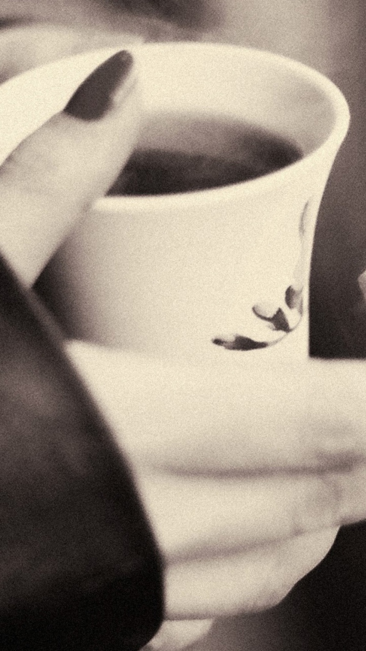 Sfondi Hot Coffee In Her Hands 750x1334