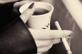 Hot Coffee In Her Hands - Obrázkek zdarma 