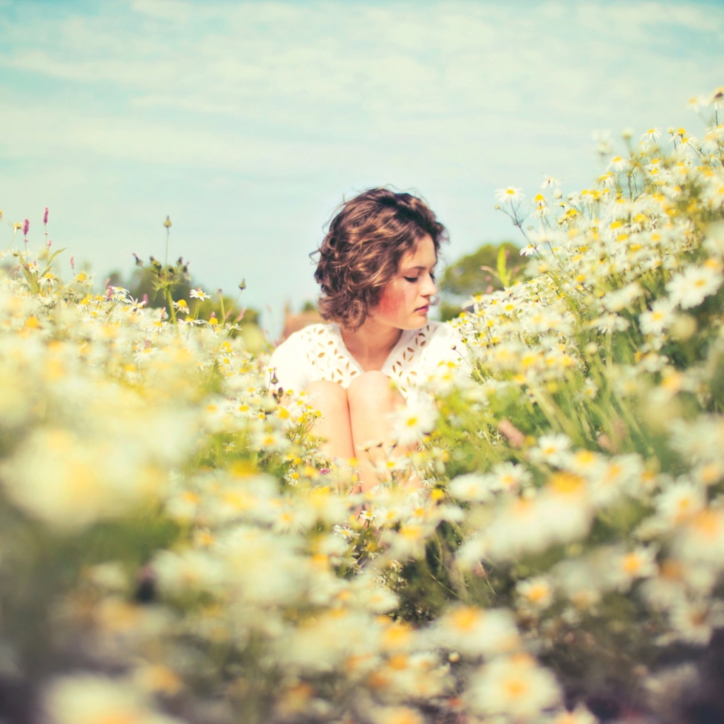 Sfondi Girl On Daisy Meadow 1024x1024