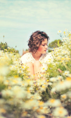 Sfondi Girl On Daisy Meadow 240x400