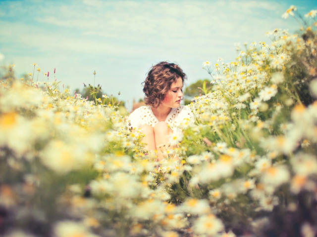 Sfondi Girl On Daisy Meadow 640x480