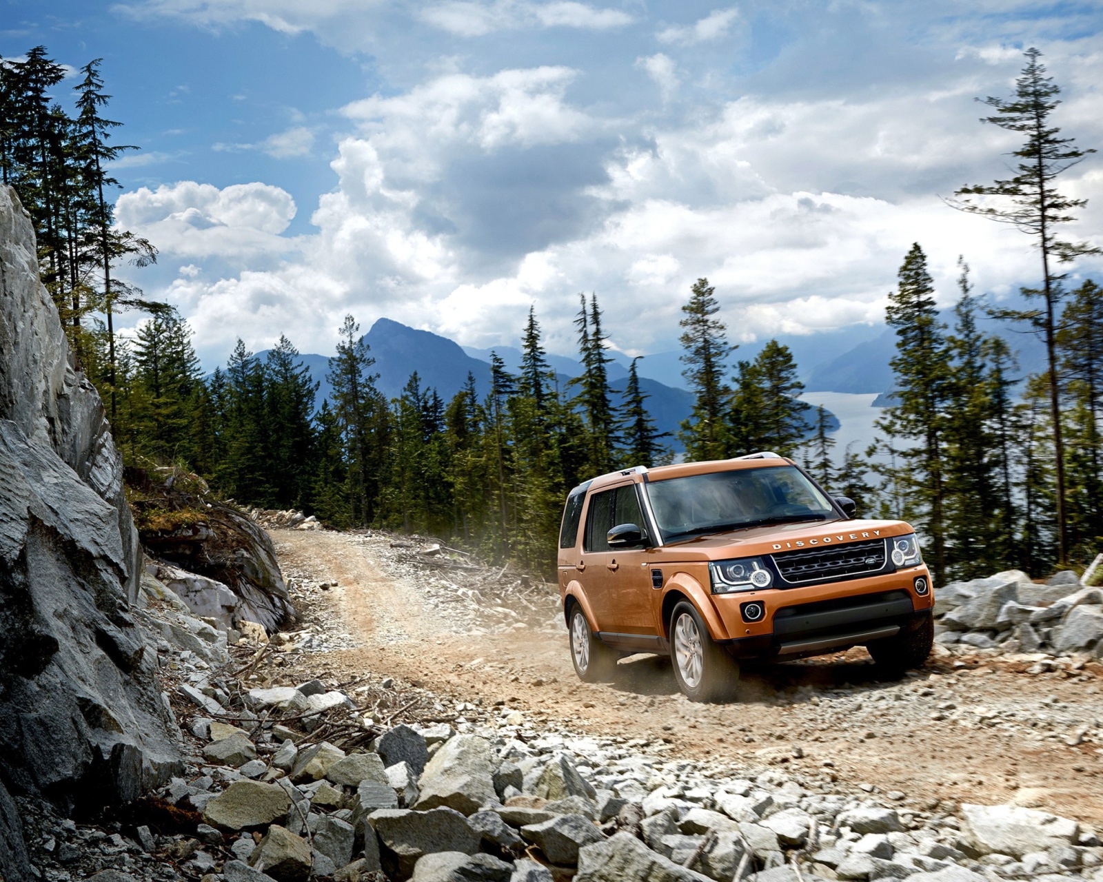 Fondo de pantalla Land Rover Discovery 1600x1280