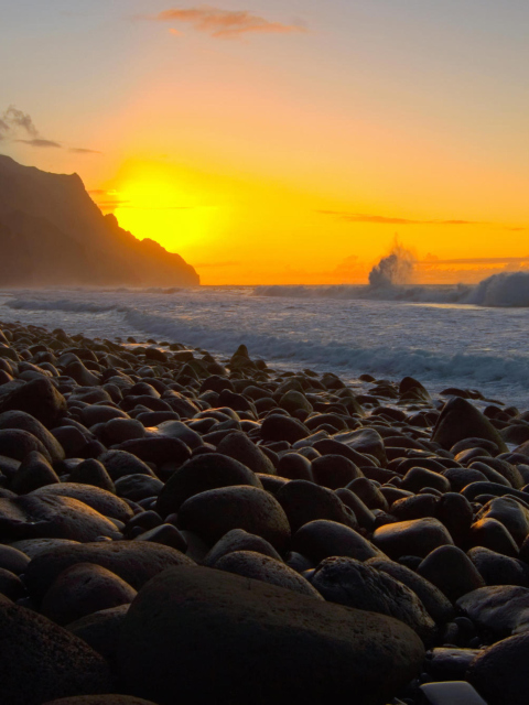 Das Kalalau Beach in Hawaii Wallpaper 480x640