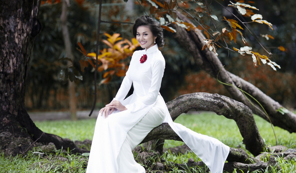 Sfondi Fashion model from Vietnam 1024x600