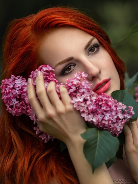 Das Girl in lilac flowers Wallpaper 480x640