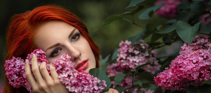 Sfondi Girl in lilac flowers 720x320