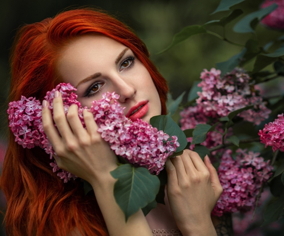 Girl in lilac flowers wallpaper 960x800
