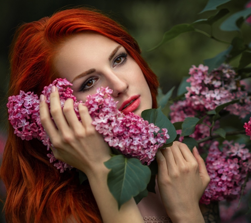 Girl in lilac flowers wallpaper 960x854