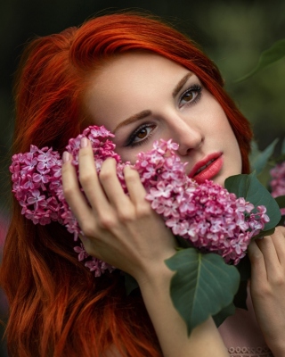Girl in lilac flowers - Obrázkek zdarma pro Nokia C1-02