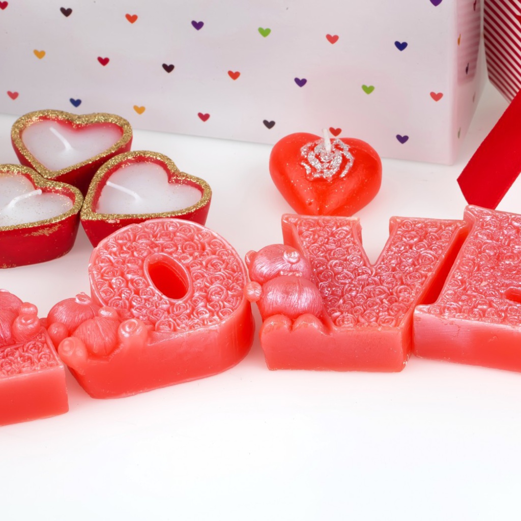Обои Valentines Day Candles Scents 1024x1024