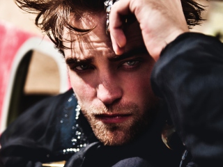 Fondo de pantalla Robert Pattinson 2012 320x240