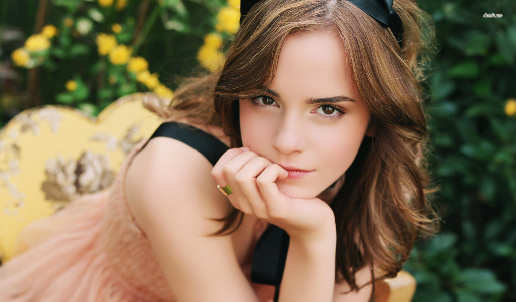 Fondo de pantalla Emma Watson Tender Portrait 1024x600