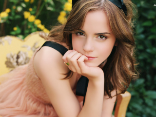 Das Emma Watson Tender Portrait Wallpaper 320x240