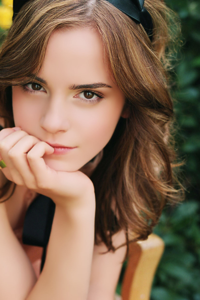 Sfondi Emma Watson Tender Portrait 640x960