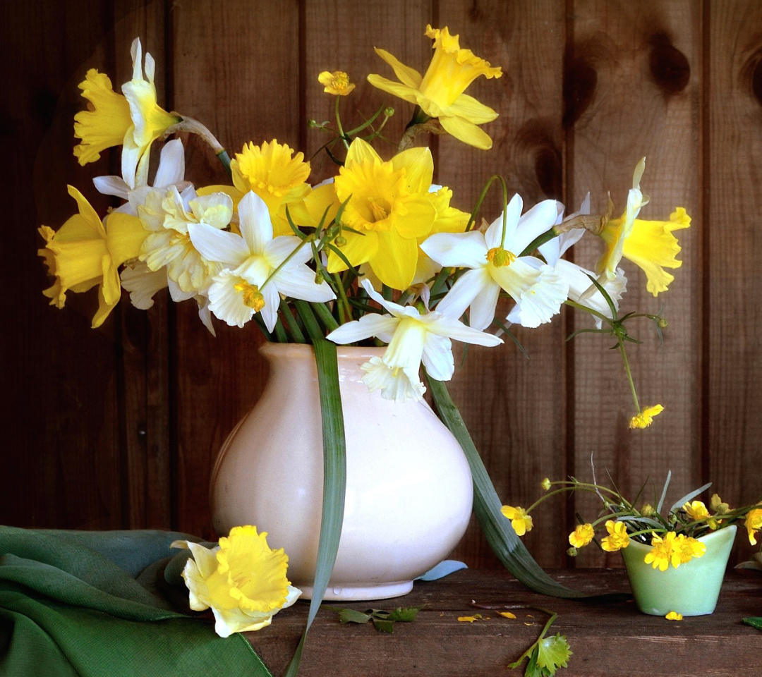 Daffodil Jug wallpaper 1080x960