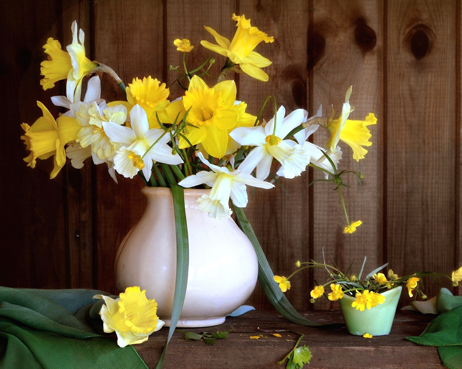 Daffodil Jug wallpaper 1600x1280
