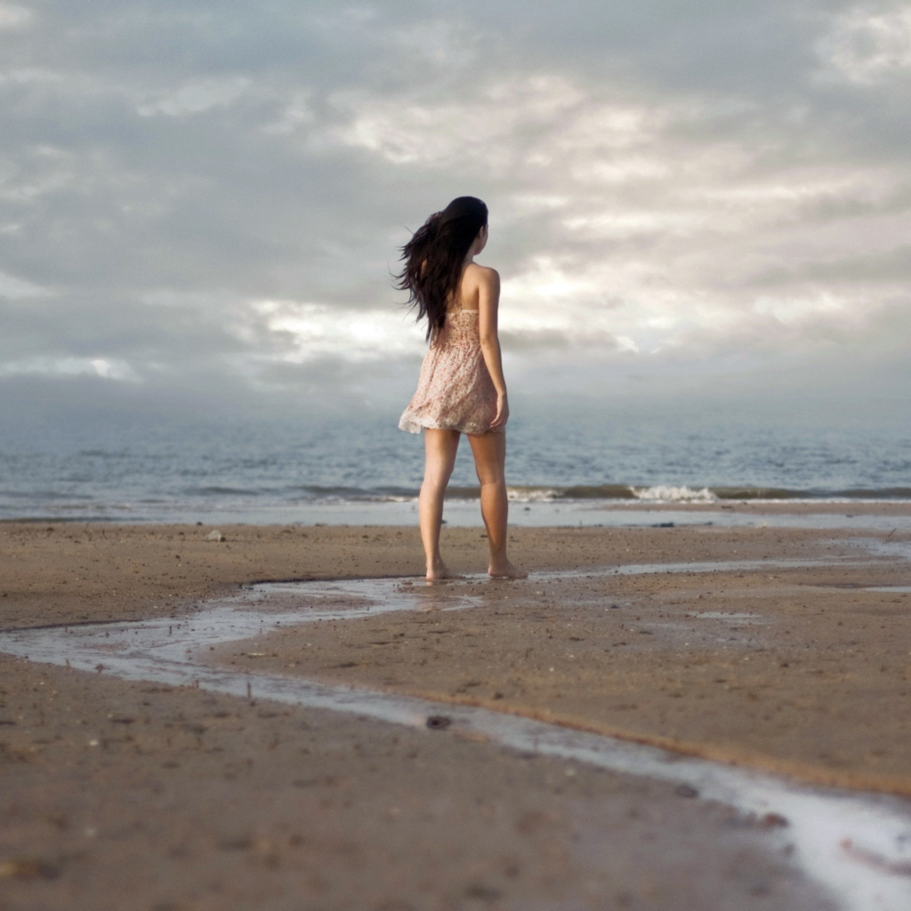Das Girl Walking On Beach Wallpaper 1024x1024