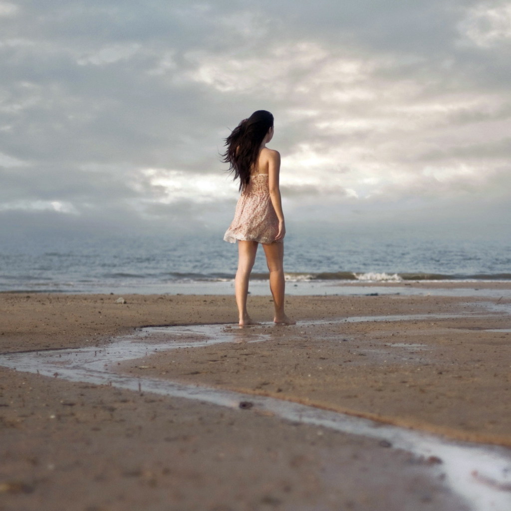 Sfondi Girl Walking On Beach 1024x1024