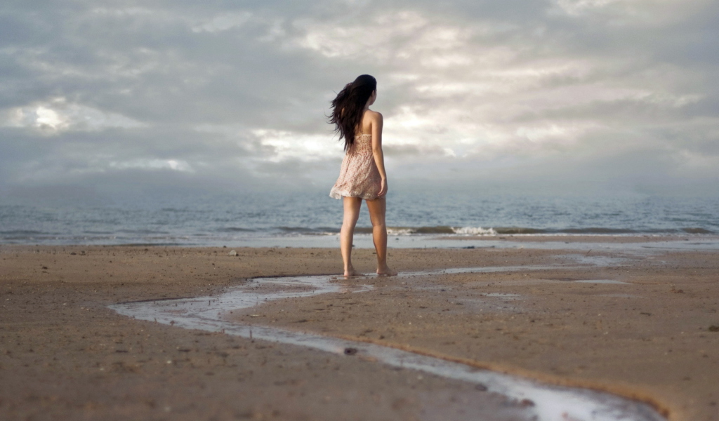 Das Girl Walking On Beach Wallpaper 1024x600