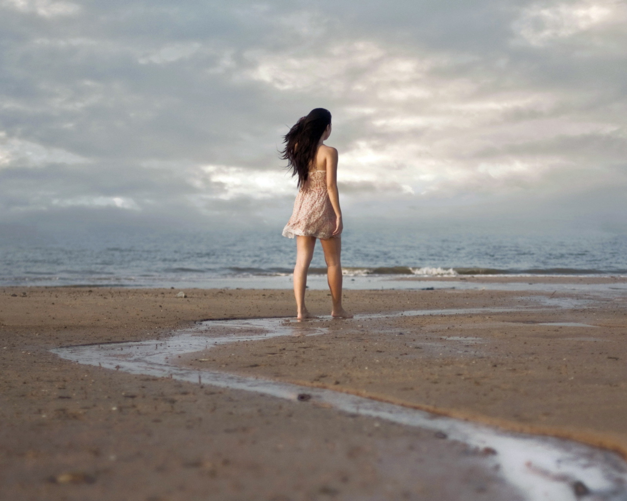 Das Girl Walking On Beach Wallpaper 1280x1024
