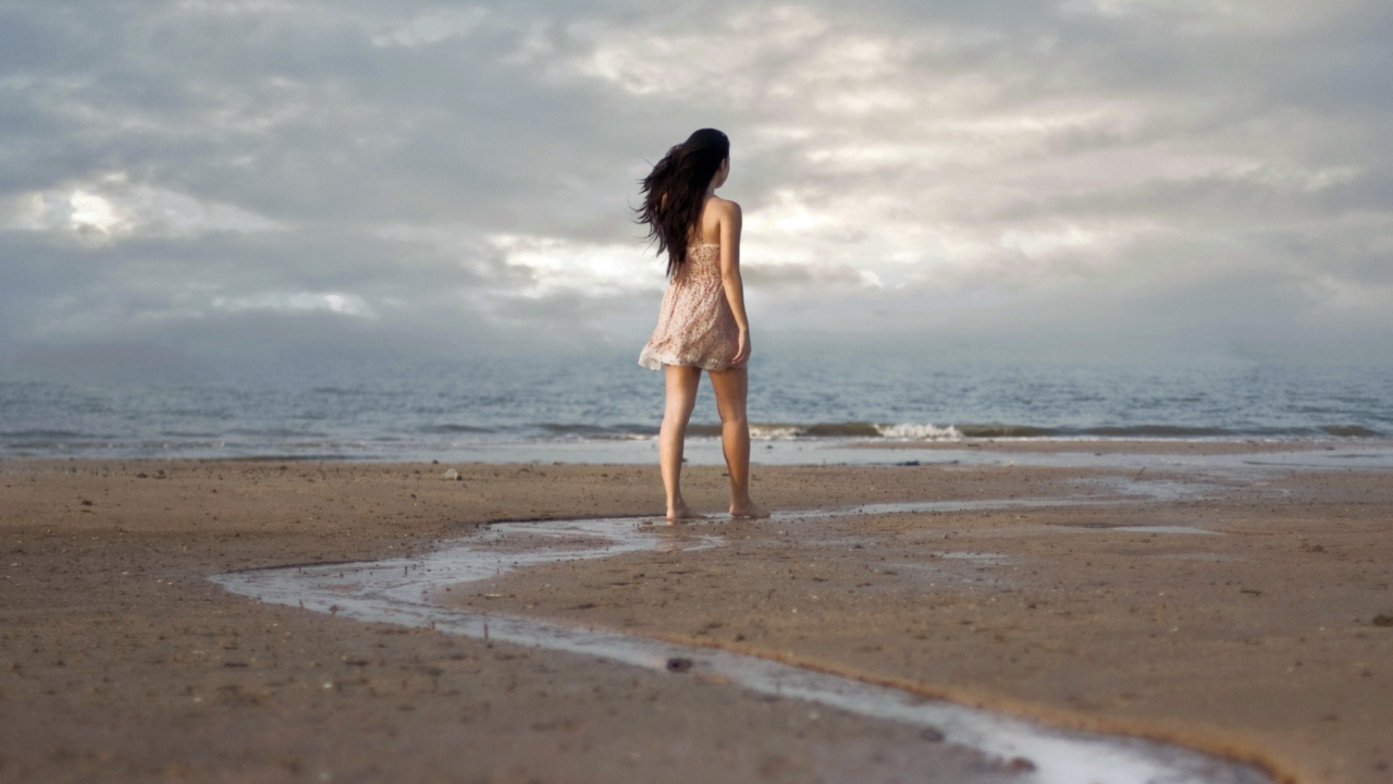 Обои Girl Walking On Beach 1280x720