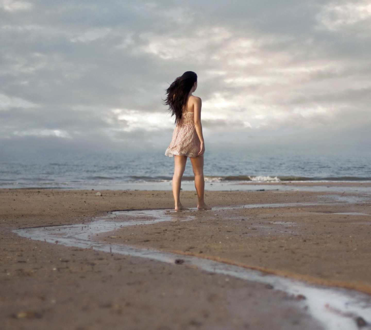 Обои Girl Walking On Beach 1440x1280