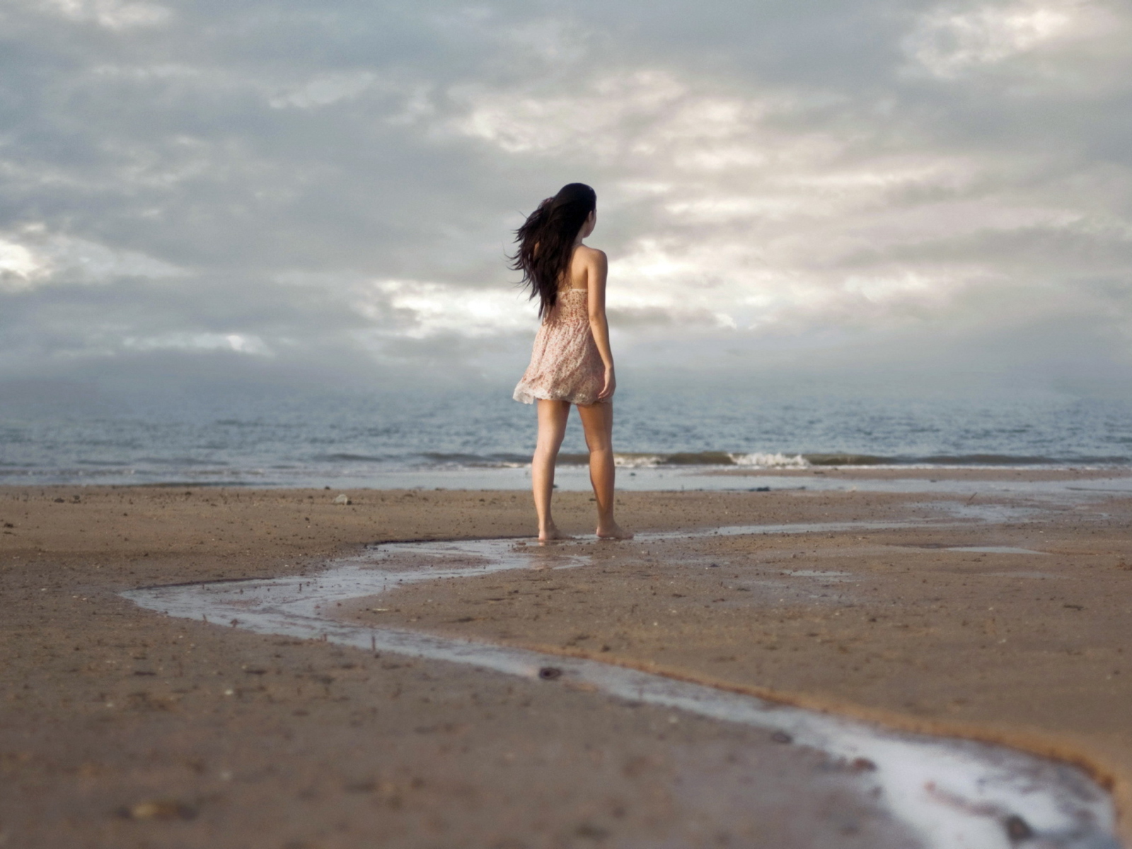 Das Girl Walking On Beach Wallpaper 1600x1200