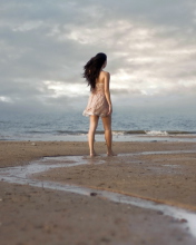 Das Girl Walking On Beach Wallpaper 176x220