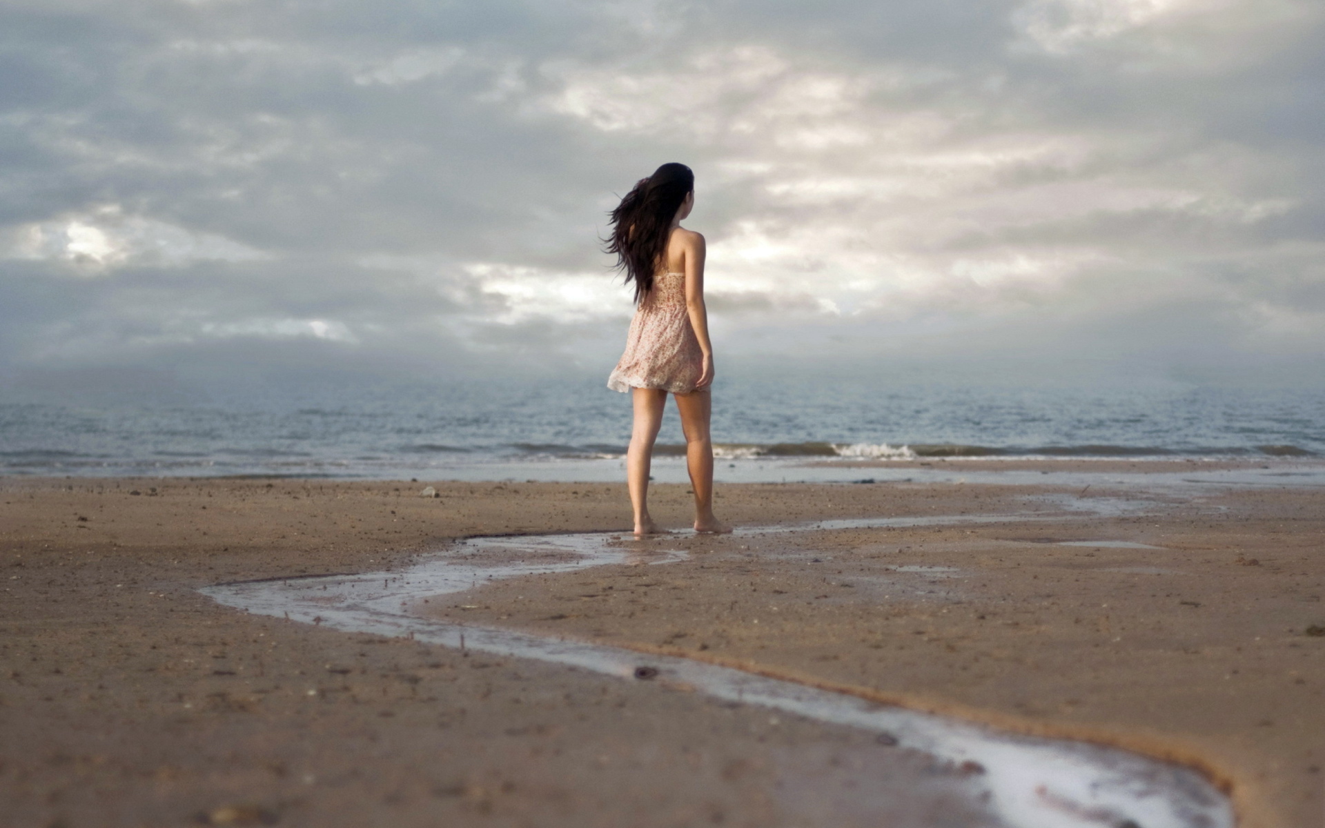 Fondo de pantalla Girl Walking On Beach 1920x1200