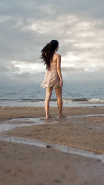 Das Girl Walking On Beach Wallpaper 360x640